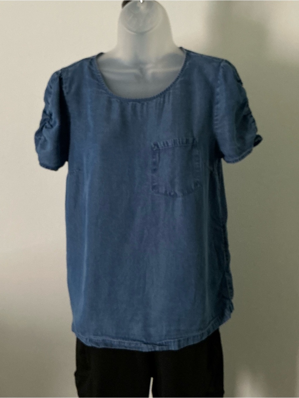 LC Lauren Conrad Women’s Blue Tencel Chambray Pocket Tee – Small